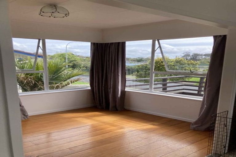 Photo of property in 111 Farquhar Road, Glendene, Auckland, 0602