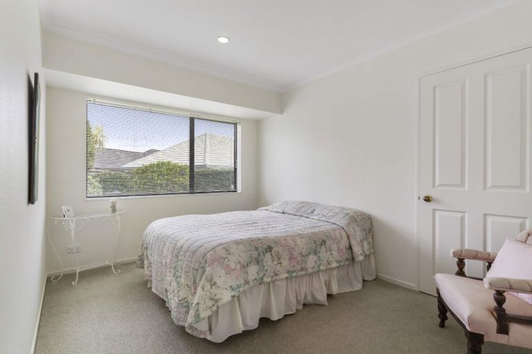 Photo of property in 2 Pat O'connor Place, Manurewa, Auckland, 2105