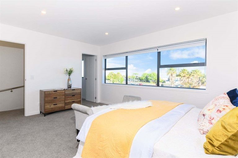 Photo of property in 952c East Coast Road, Northcross, Auckland, 0632