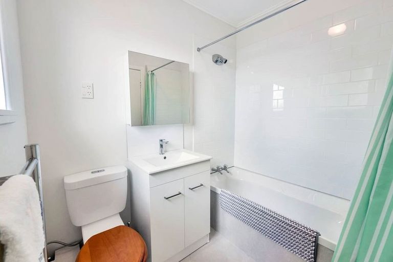 Photo of property in 1/8 Westward Ho, Glen Eden, Auckland, 0602