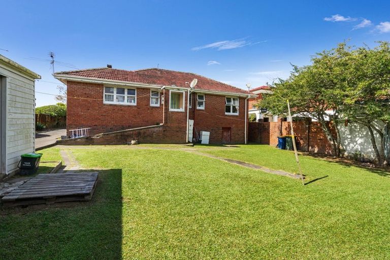 Photo of property in 184 Great North Road, Glendene, Auckland, 0612
