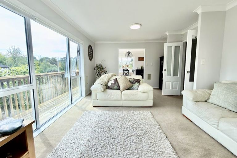 Photo of property in 42 Ravenstone Place, Chatswood, Auckland, 0626