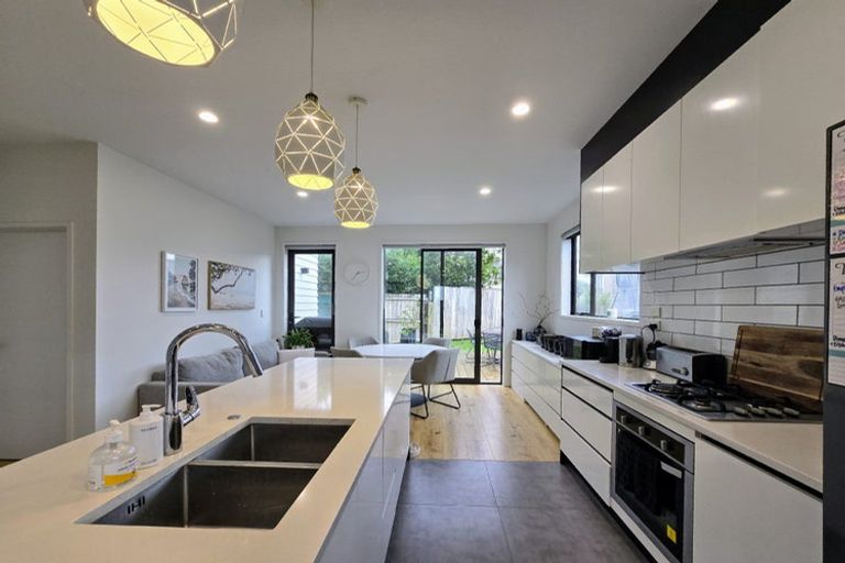 Photo of property in 7c Gulf Crest, Bucklands Beach, Auckland, 2012