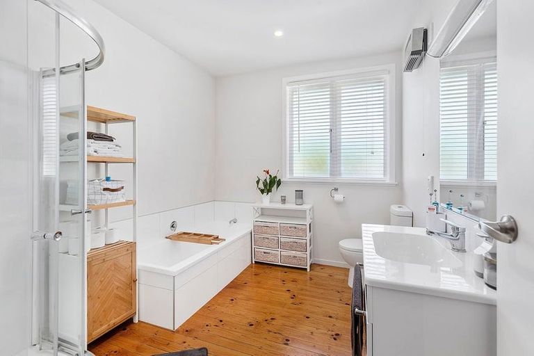 Photo of property in 27 Mexted Terrace, Tawa, Wellington, 5028