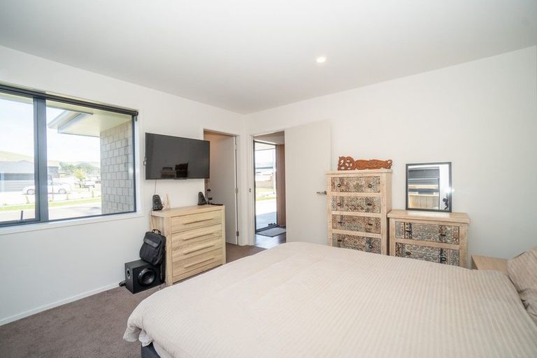 Photo of property in 8 Cyprus Place, Fitzherbert, Palmerston North, 4410
