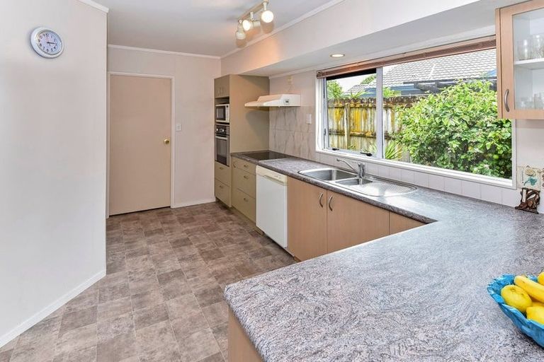 Photo of property in 8a Sheriff Place, Randwick Park, Auckland, 2105