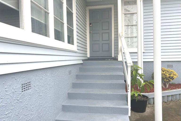 Photo of property in 12 Kereru Street, Henderson, Auckland, 0612