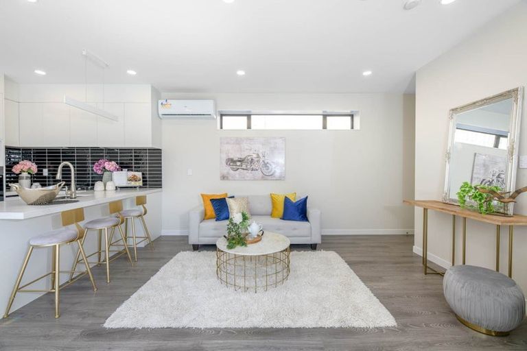 Photo of property in 12b September Place, Forrest Hill, Auckland, 0620