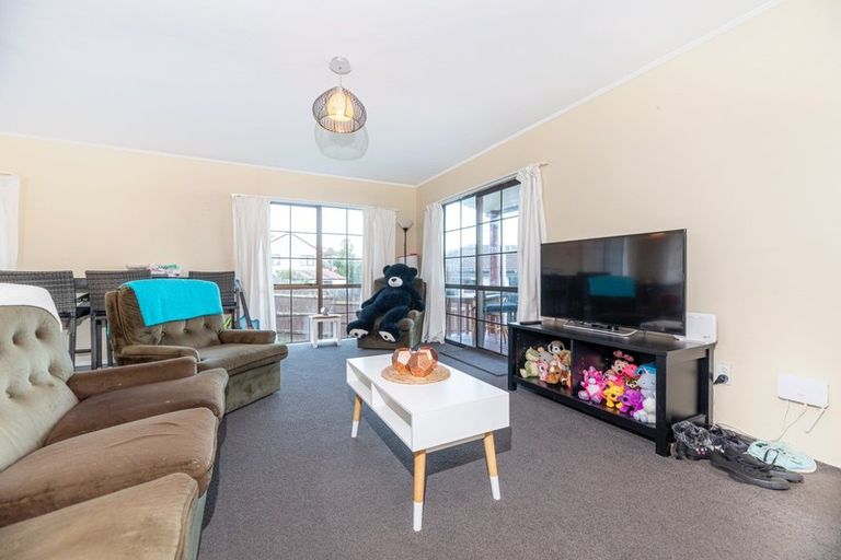 Photo of property in 60 West Harbour Drive, West Harbour, Auckland, 0618