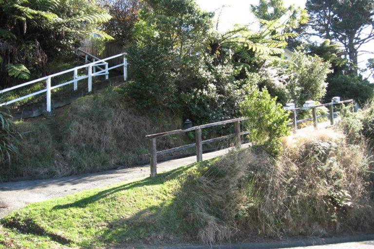 Photo of property in 8a Stella Grove, Newlands, Wellington, 6037