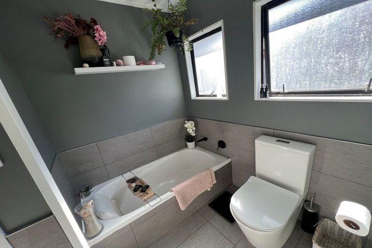 Photo of property in 1/3 Fernlea Rise, Bayview, Auckland, 0629