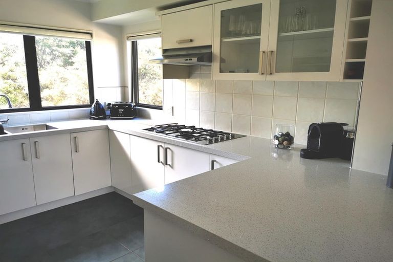 Photo of property in 10 Cayman Place, Unsworth Heights, Auckland, 0632