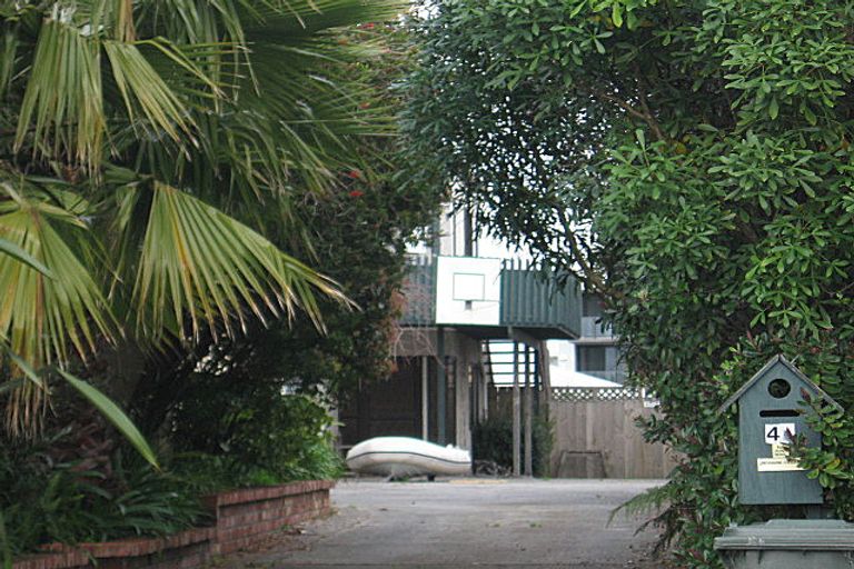 Photo of property in 4 Riverton Road, Mount Maunganui, 3116