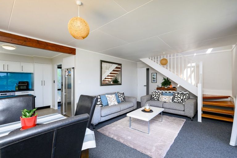 Photo of property in 3 Lindaver Grove, Merrilands, New Plymouth, 4312