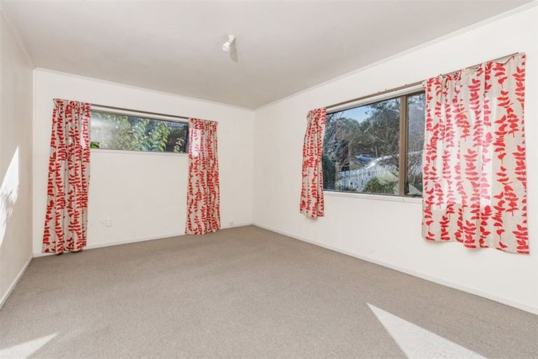 Photo of property in 66 Easton Park Parade, Glenfield, Auckland, 0629