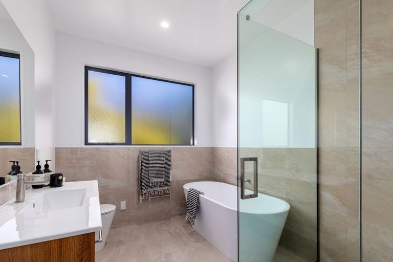 Photo of property in 63 Moncks Spur Road, Redcliffs, Christchurch, 8081