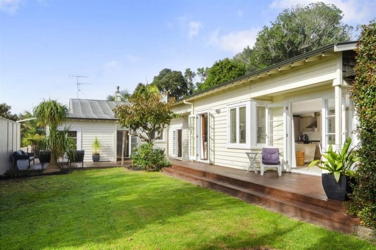 Photo of property in 2 Glade Place, Birkenhead, Auckland, 0626