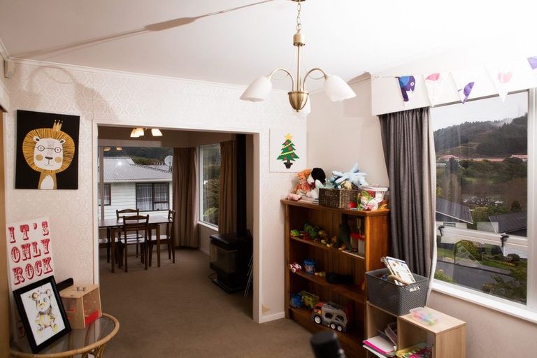 Photo of property in 110 Taylor Terrace, Tawa, Wellington, 5028