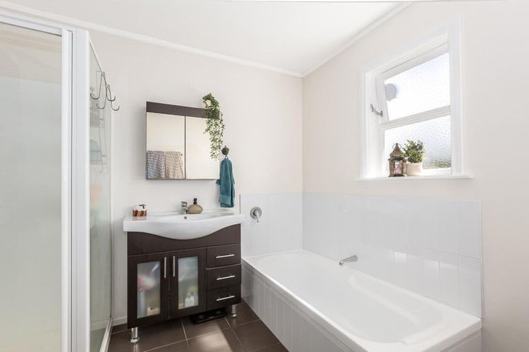 Photo of property in 17 Kiriwai Road, Paremata, Porirua, 5024