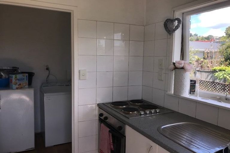 Photo of property in 2/13 Wykeham Place, Glenfield, Auckland, 0629