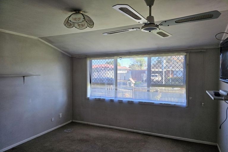 Photo of property in 1 Pinedale Place, Henderson, Auckland, 0610