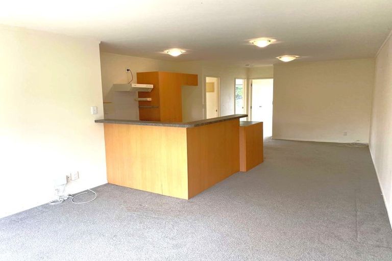 Photo of property in The Haven, 5/120 Beach Haven Road, Beach Haven, Auckland, 0626