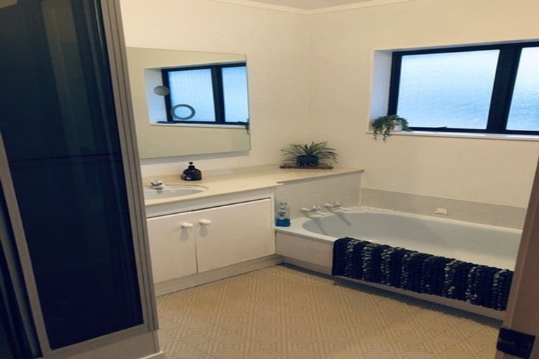 Photo of property in 92 Aviemore Drive, Highland Park, Auckland, 2010