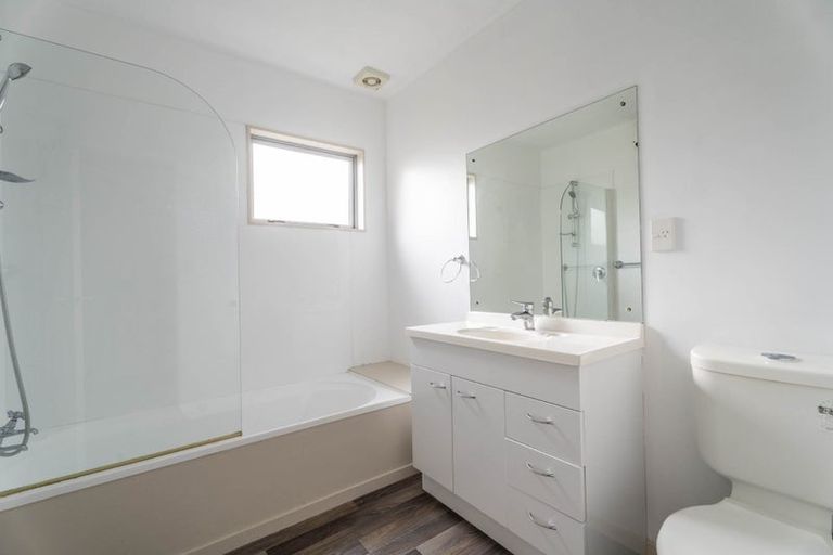 Photo of property in 6b Warrington Grove, Newlands, Wellington, 6037