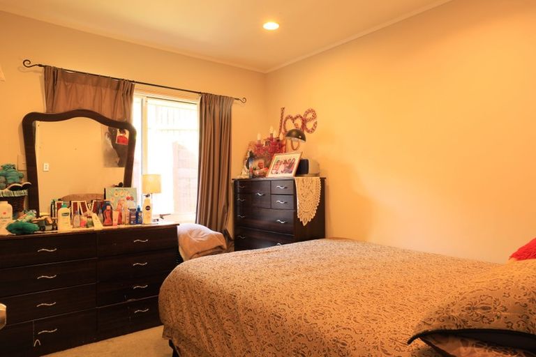 Photo of property in 12 De Havilland Drive, Goodwood Heights, Auckland, 2105