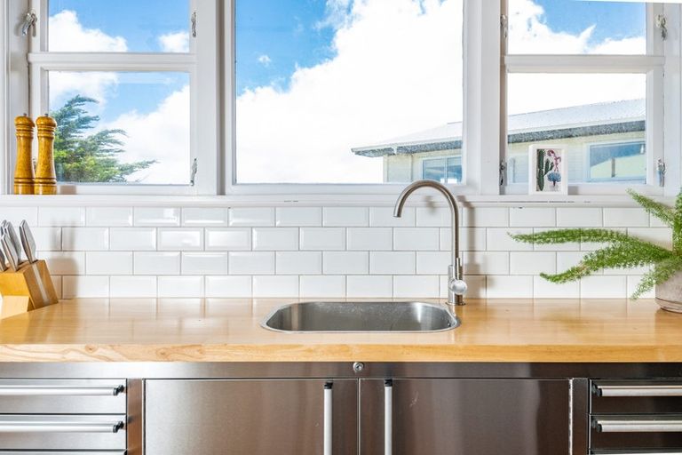 Photo of property in 34 Brooker Grove, Newlands, Wellington, 6037