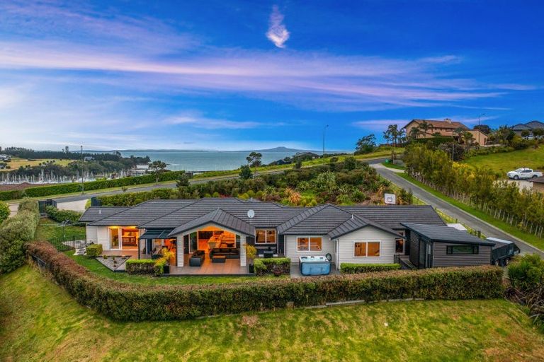 Photo of property in 60 Roberts Road, Matakatia, Whangaparaoa, 0930