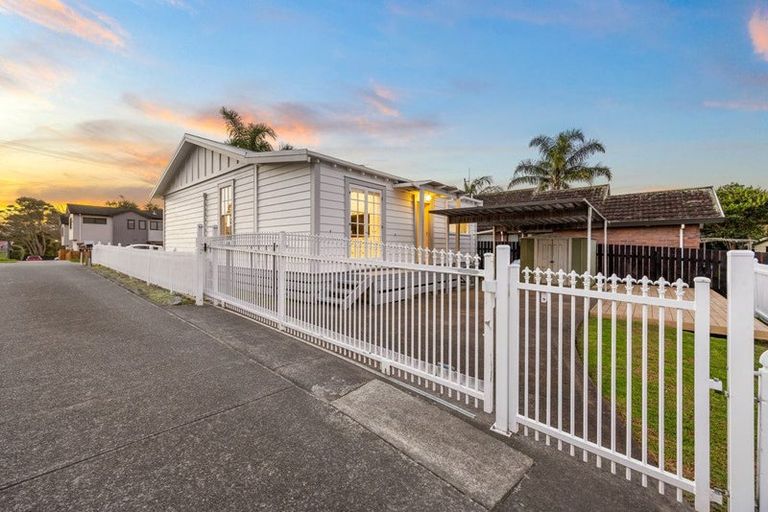 Photo of property in 1/141 Colwill Road, Massey, Auckland, 0614