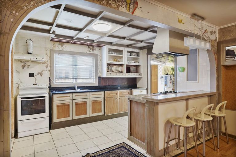 Photo of property in 6 Edwards Avenue, Henderson, Auckland, 0610