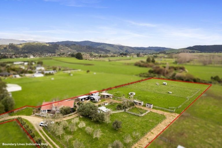 Photo of property in 103 Waikawa Beach Road, Manakau, Levin, 5573