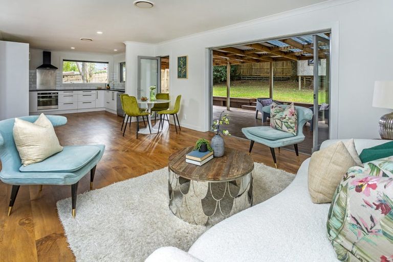 Photo of property in 22 St Catherine Crescent, West Harbour, Auckland, 0618