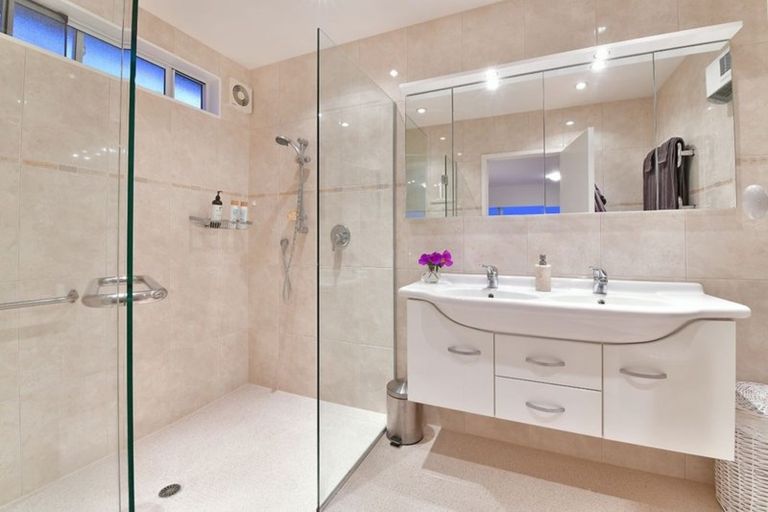 Photo of property in 7 Girrahween Drive, Totara Vale, Auckland, 0629