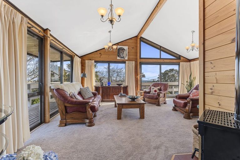 Photo of property in 10 Ridge Lane, New Plymouth, 4310