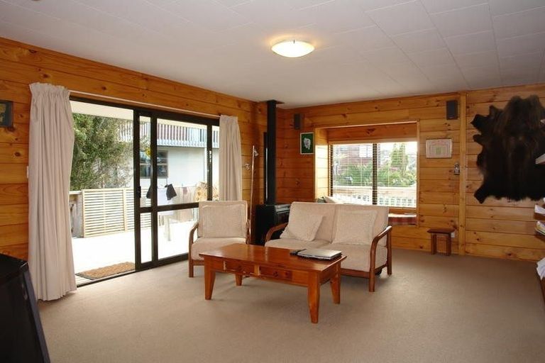Photo of property in 2/8 Camilla Grove, Totara Vale, Auckland, 0629