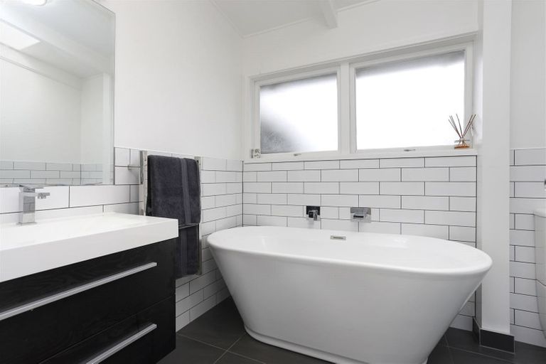 Photo of property in 1/10 Morton Avenue, Forrest Hill, Auckland, 0620