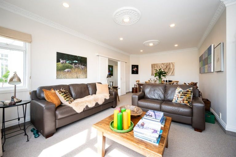 Photo of property in 2 Busby Hill, Havelock North, 4130