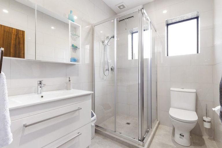 Photo of property in 64 Manhattan Heights, Glendene, Auckland, 0602