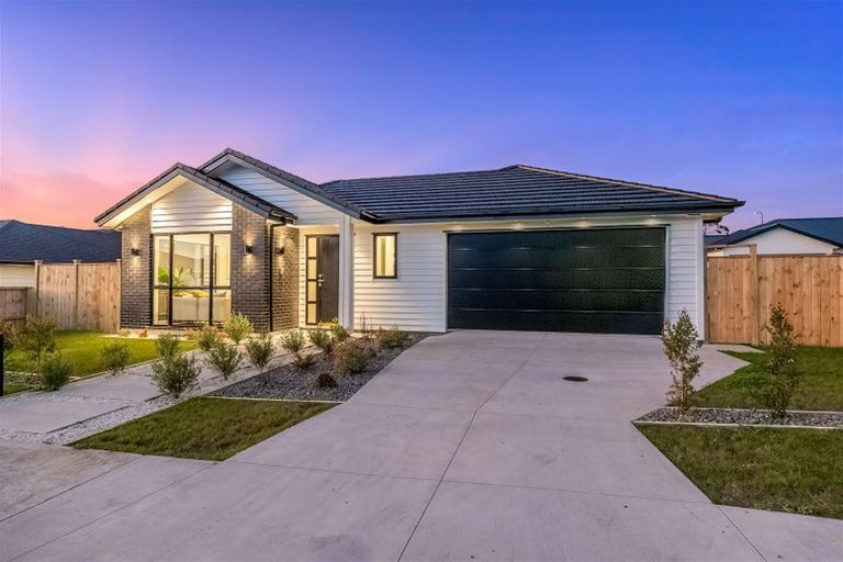 Photo of property in 22 Lewis Younie Road, Kumeu, 0810