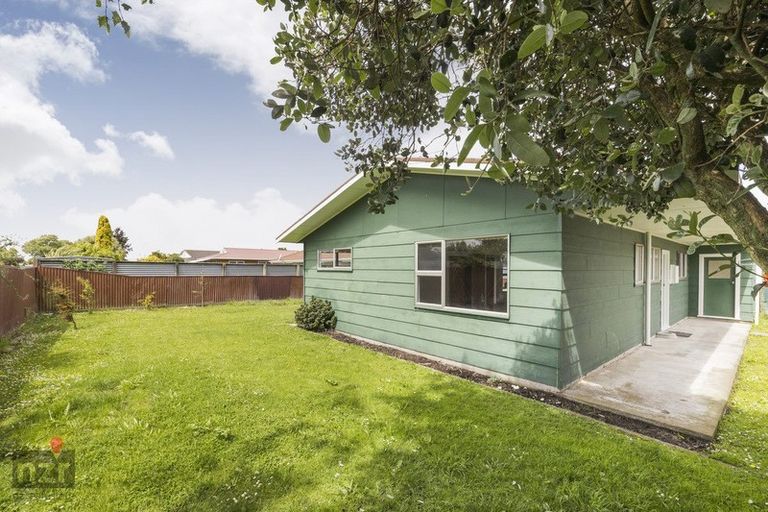Photo of property in 2/82 John F Kennedy Drive, Milson, Palmerston North, 4414