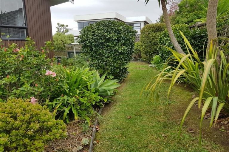 Photo of property in 1/39 Calypso Place, Rothesay Bay, Auckland, 0630