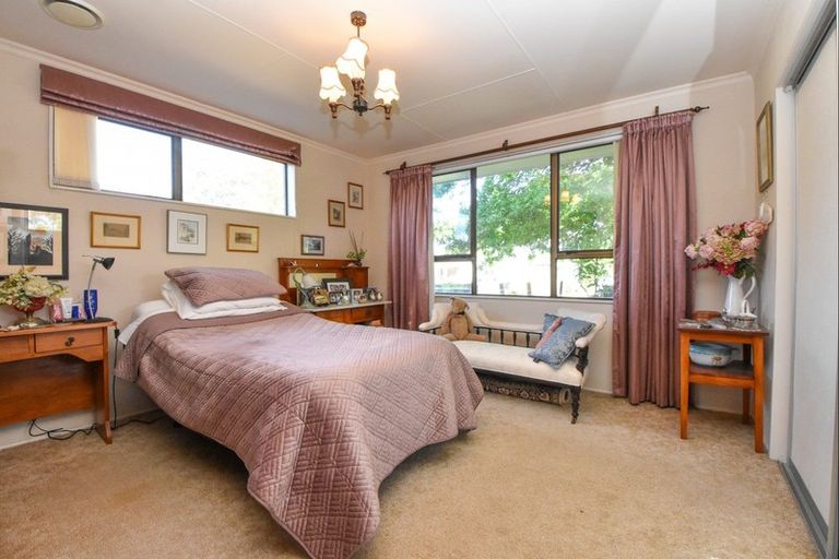 Photo of property in 6 Chisholm Place, Carterton, 5713