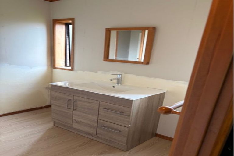 Photo of property in 77b Sturges Road, Henderson, Auckland, 0612