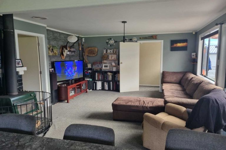 Photo of property in 473 Tararua Road, Levin, 5571