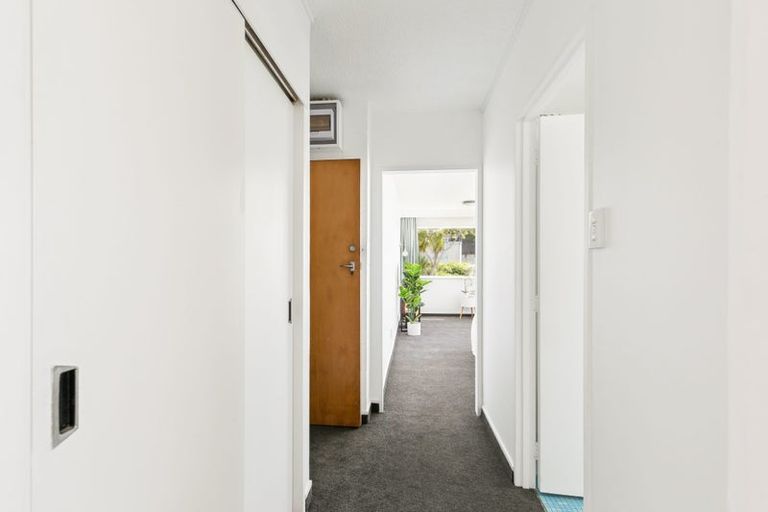 Photo of property in Grafon Court Flats, 3/53 Grafton Road, Roseneath, Wellington, 6011