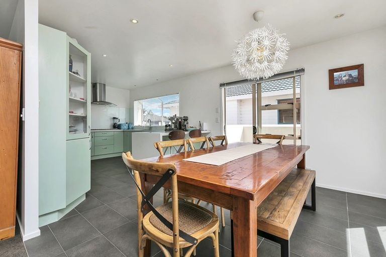 Photo of property in 3 Bridgehead Cove, West Harbour, Auckland, 0618