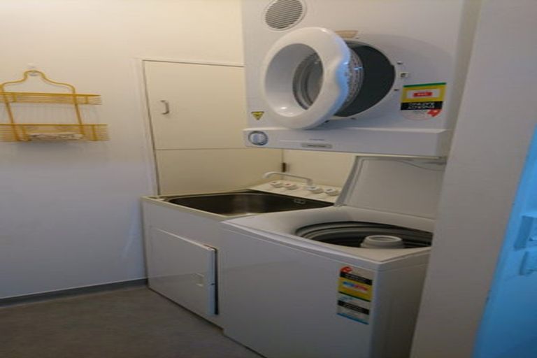 Photo of property in 17 Kent Terrace - Kent Apartments, 4e/16 Kent Terrace, Mount Victoria, Wellington, 6011